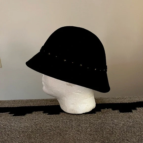 Vintage Betmar Black wool and Gold stud & buckle band Cloche Hat ex guc - Picture 2 of 11